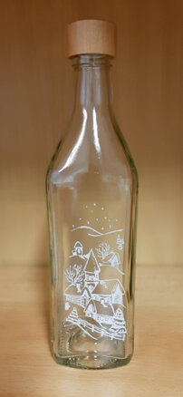 Fľaša Sparflasche 0,5 L s obtiskom "Zimná dedinka"